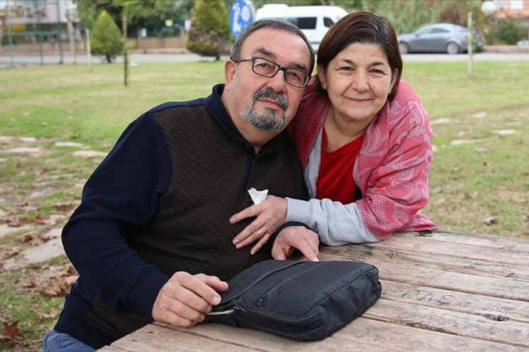 &Ccedil;antasında taşıdığı yapay kalbine g&ouml;z&uuml; gibi bakıyor