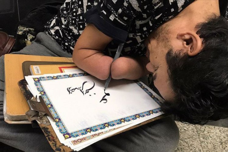 Ellerini kaybedince kollarını kullanarak hat sanat&ccedil;ısı oldu