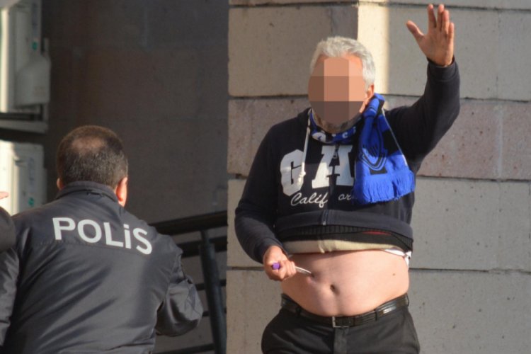 Valilik &ouml;n&uuml;nde kendisini bı&ccedil;akla yaralamak istedi