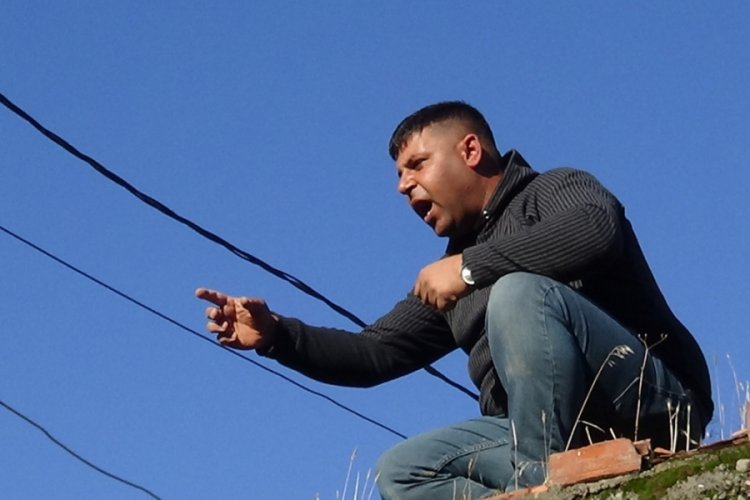 &Ccedil;evik kuvvet ekibine 'tarihi taşlarla' saldırdılar