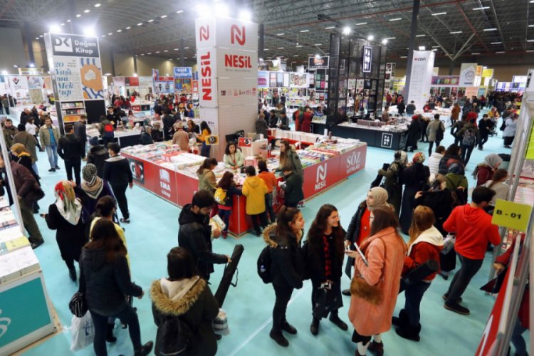 Van'da kitap fuarına 3 g&uuml;nde 100 bin ziyaret&ccedil;i