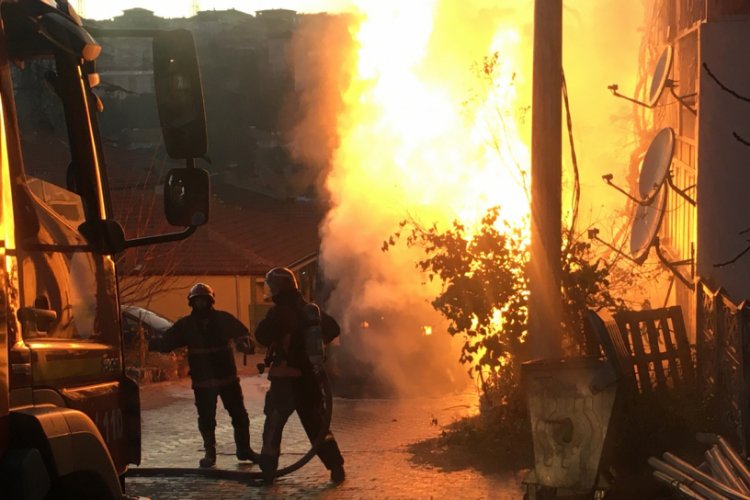 Alevler doğalgaz kutusuna sı&ccedil;radı, sokak boşaltıldı