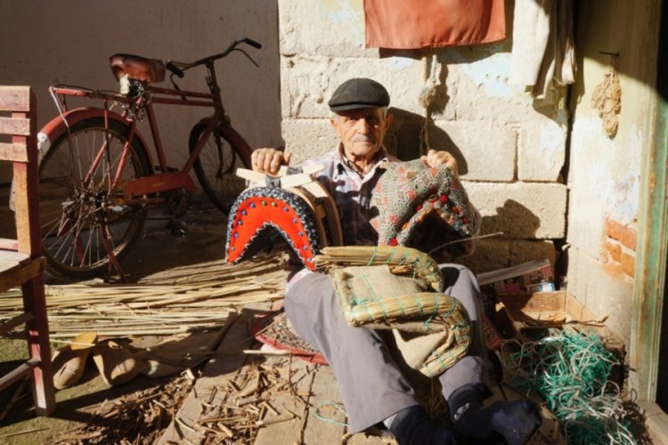 Mesleğini minyat&uuml;r semer yaparak yaşatıyor