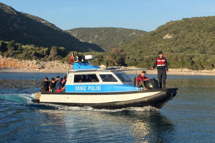 İzmir'de 28'i &ccedil;ocuk 60 d&uuml;zensiz g&ouml;&ccedil;men yakalandı