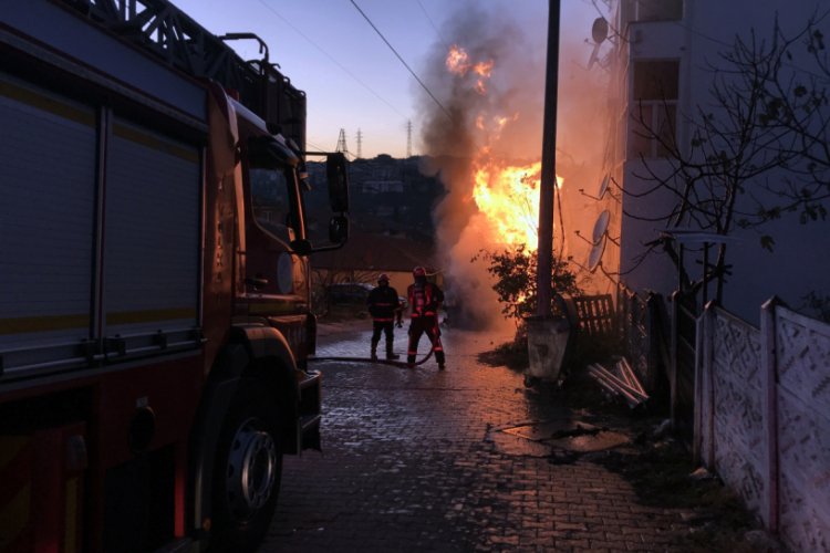 Sakarya'da &ccedil;ıkan yangın 3 saatte kontrol altına alındı