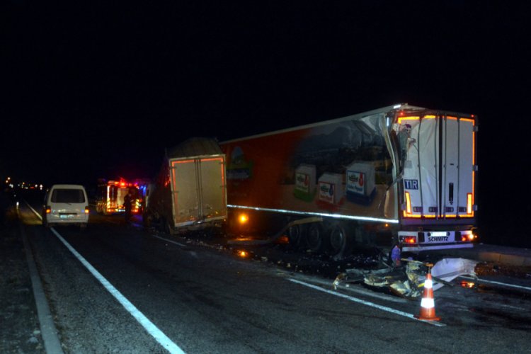 Kamyonet TIR'a &ccedil;arptı: 1 &ouml;l&uuml;, 1 yaralı