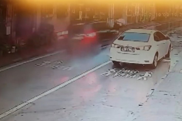 Bursa'da yaya ge&ccedil;idinde &ccedil;arptığı kadını metrelerce &ouml;teye fırlattı