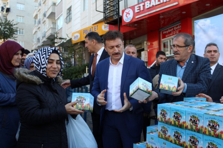 On binlerce lale soğanı dağıtıldı