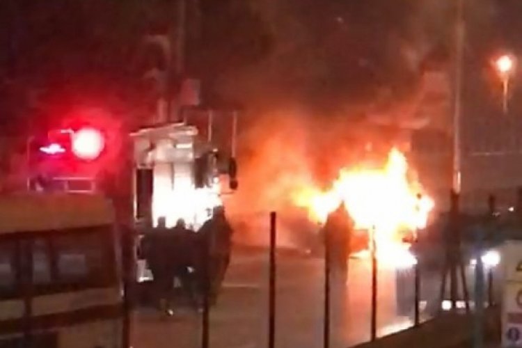 Bursa'da seyir halindeki otomobil alev alev yandı, 3 kişi &ouml;l&uuml;mden d&ouml;nd&uuml;