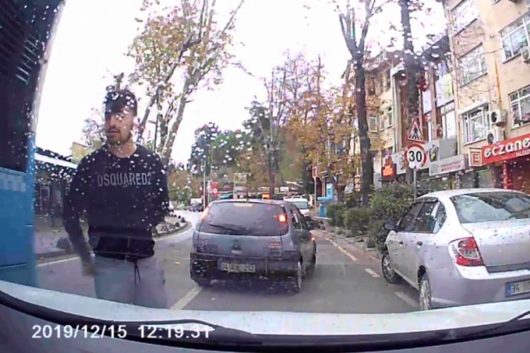 Sinyal veren s&uuml;r&uuml;c&uuml;ye yol vermedi, aracın &ouml;n&uuml;n&uuml; kesip kavga etti
