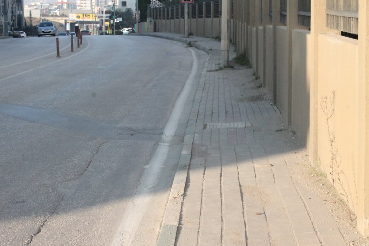 Bursa'da iki insanın yan yana y&uuml;r&uuml;mesi imkansız olan sokak! (&Ouml;ZEL HABER)