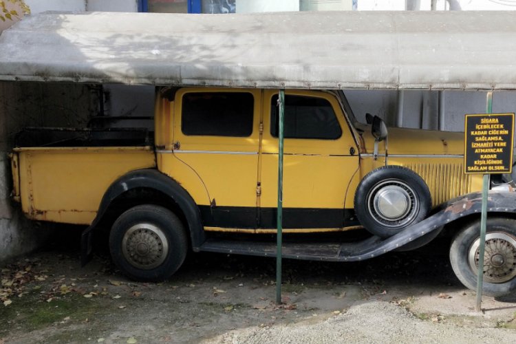 Baba yadigarı 1930 model otomobile g&ouml;z&uuml; gibi bakıyor