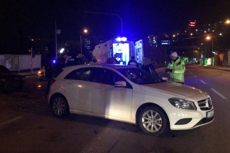 İki otomobilin &ccedil;arpışması sonucu 3 kişi yaralandı
