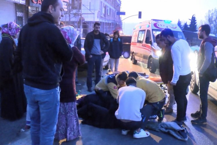 Anne ile kızına otomobil &ccedil;arptı