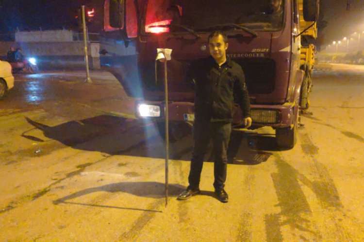 Kış uykusuna yatmayan yılan aracın altında ezildi