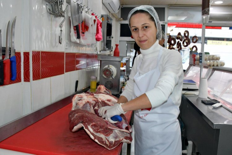 İl&ccedil;enin ilk kadın kasabı oldu