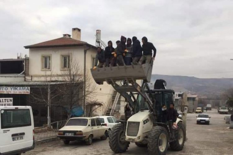 İş makinesinin kep&ccedil;esinde yolculuk yaptılar