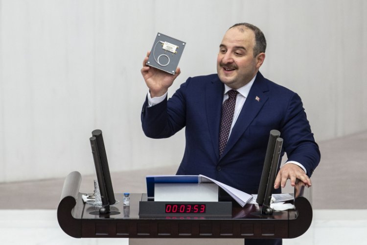 Bakan Varank Ermaksan'ın milli lazer teknolojilerini meclise taşıdı