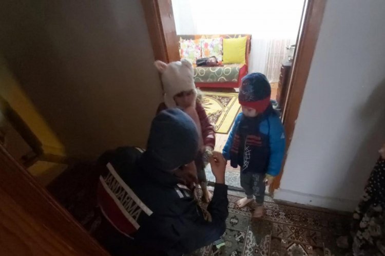 Jandarma, &ccedil;ocukları bulmak i&ccedil;in mevsimlik iş&ccedil;i kılığına girdi