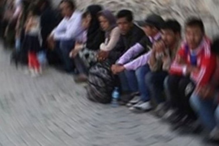 Ka&ccedil;ak g&ouml;&ccedil;menler yolcu otob&uuml;s&uuml;nde yakalandı