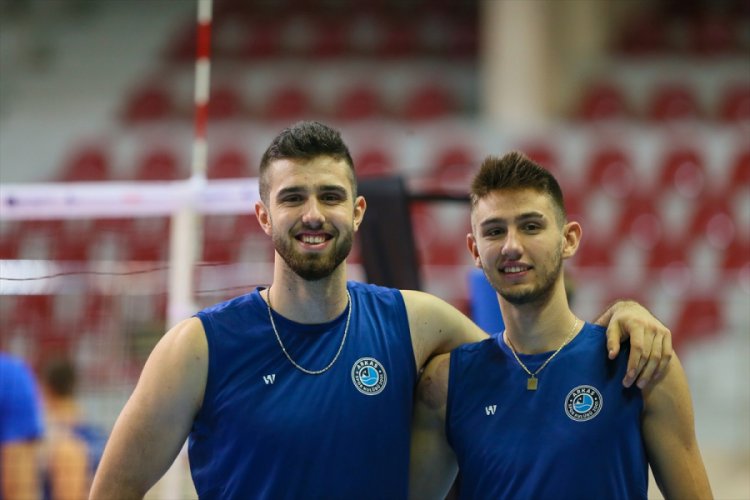 Voleybolcu babanın oğulları Adis ve Mirza aynı takımda m&uuml;cadele ediyor