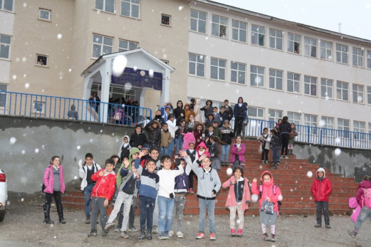 &Ouml;ğrencilere kışlık kıyafet yardımı yapıldı