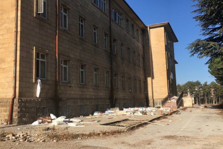 Fuhuş yapıldığı iddia edilen eski hastane binasında temizlik yapıldı