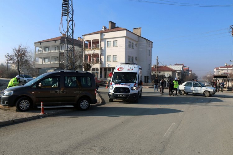 Sivas'ta otomobil ile hafif ticari ara&ccedil; &ccedil;arpıştı: 5 yaralı