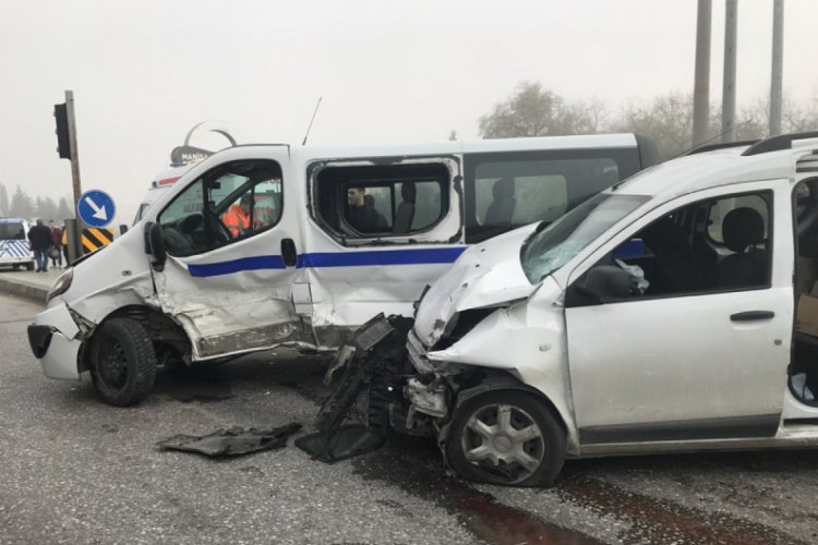 Diyaliz hastalarını taşıyan ara&ccedil; ile ticari ara&ccedil; &ccedil;arpıştı: 8 yaralı