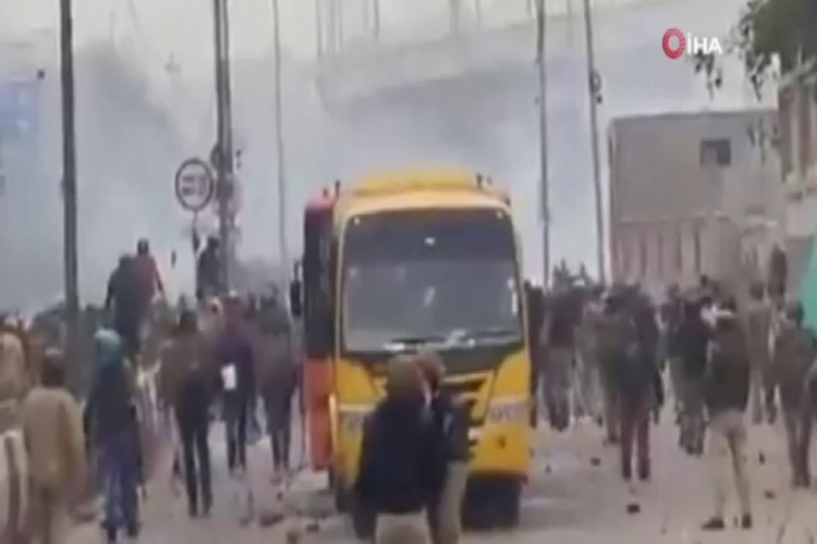Hindistan'da polis ve g&ouml;stericiler arasında arbede