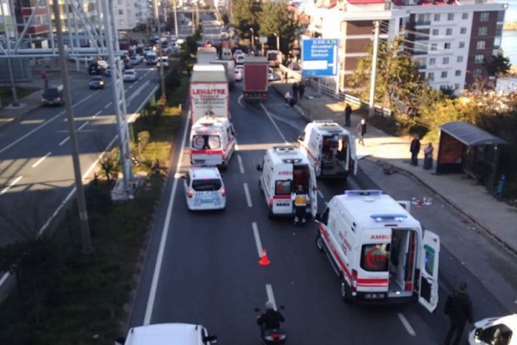 TIR, yolcu minib&uuml;s&uuml;ne &ccedil;arptı: 2 &ouml;l&uuml;, 22 yaralı