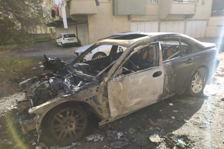 Otomobilden gelen patlama sesi korkuttu
