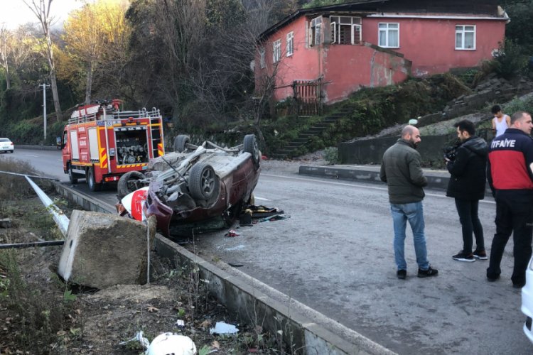 Takla atan otomobil direği yıktı