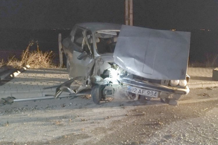 Kazada &ccedil;arpışan otomobillerden biri tarlaya u&ccedil;tu