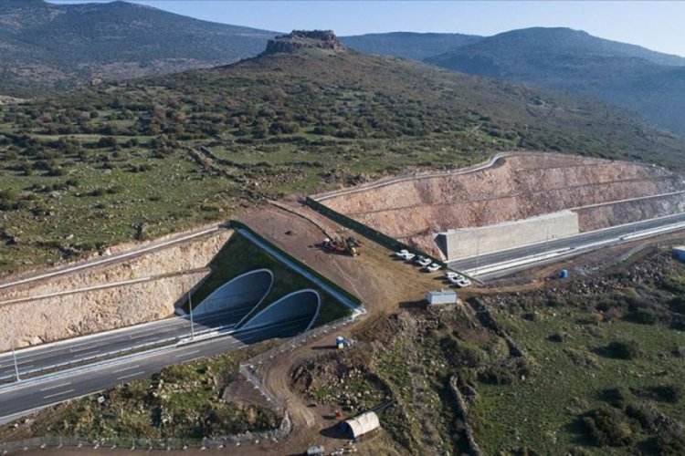 Otoyolla kesişen 2 bin 600 yıllık yol &ccedil;elik k&ouml;pr&uuml;yle korundu
