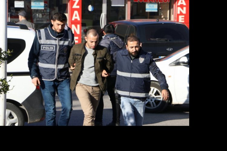 &Uuml;steğmen &uuml;niformalı şahıs polis ekiplerince yakalandı