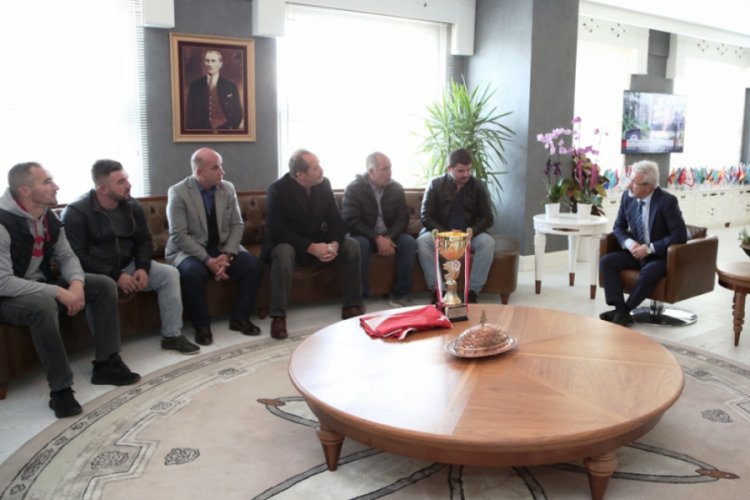 Başarılarını Bursa Nil&uuml;fer Belediye Başkanı Erdem ile paylaştılar