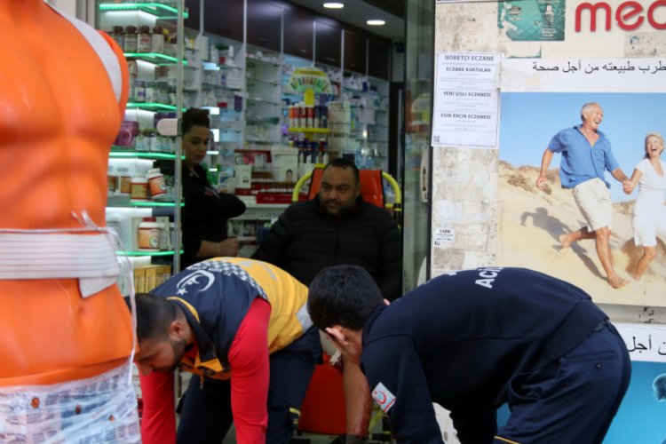 Market &ccedil;alışanı parasını vermeden meyve yiyen turisti bı&ccedil;akladı