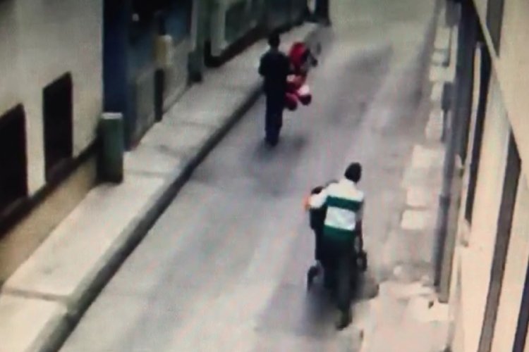 Bursa'da yabancı uyruklu hırsızlar ikizlerin bebek arabasını b&ouml;yle &ccedil;aldı