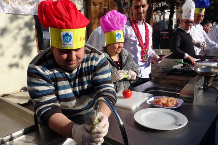 Yemek yaparken, engel tanımadılar