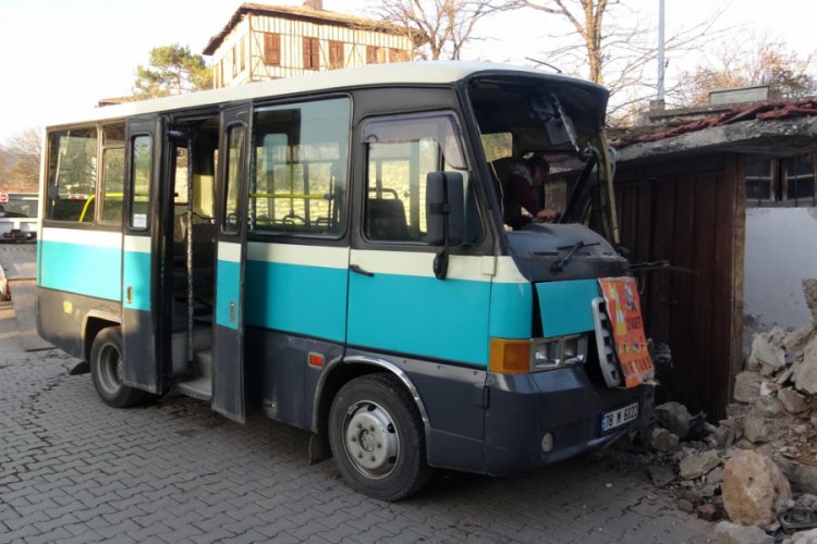 Minib&uuml;s, bah&ccedil;e duvarına &ccedil;arptı: 2 yolcu yaralı