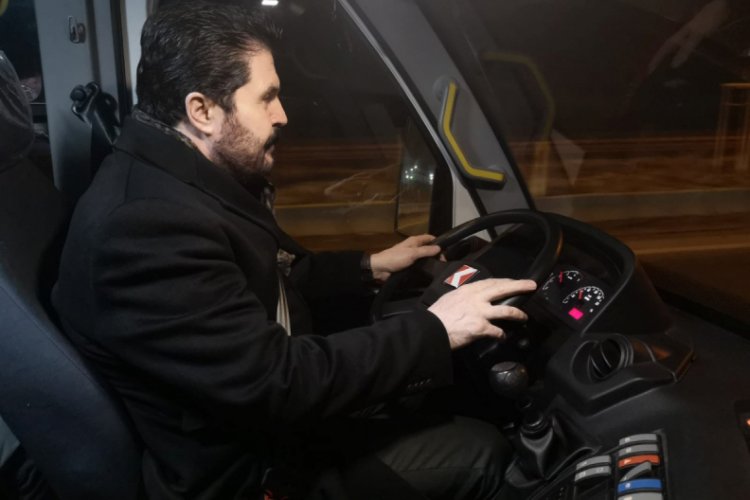 Başkan Sayan, dolmuşta hem şof&ouml;rl&uuml;k yaptı hem de halkı dinledi
