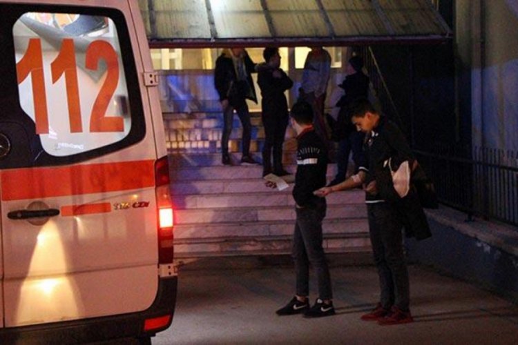 Yurtta kalan 7 &ouml;ğrenci zehirlenme ş&uuml;phesiyle hastaneye kaldırıldı