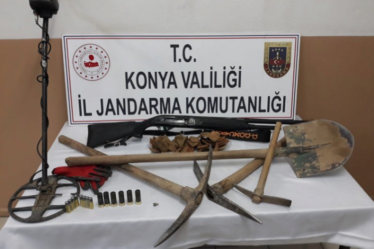 Define ararken jandarmaya yakalandılar