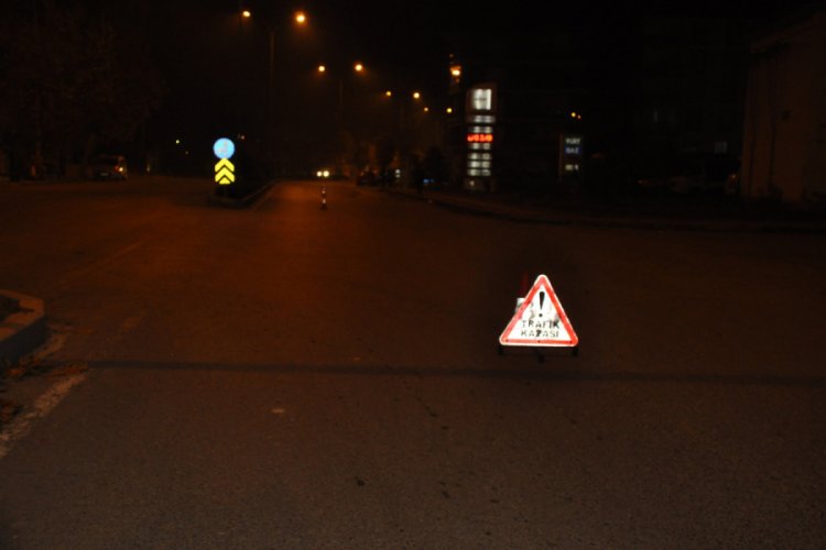 Konya'da uygulama yapan polise otomobil &ccedil;arptı