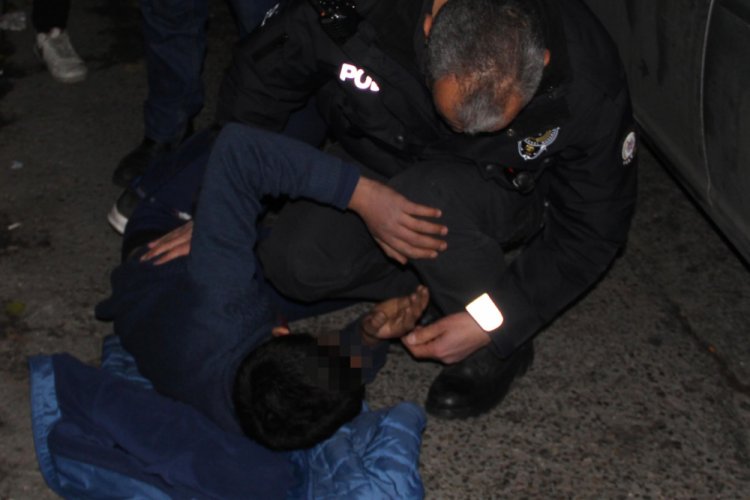 Suriye &ccedil;ocukların parkta bı&ccedil;aklı kavgası: 1 yaralı