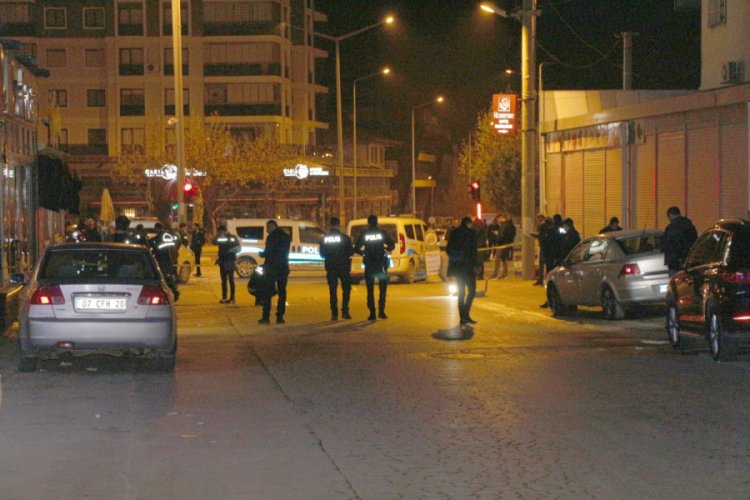 Eğlence mekanı &ccedil;ıkışı silahlı kavga: 1'i ağır 4 yaralı