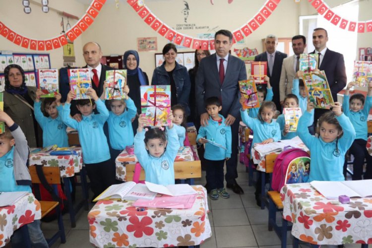 &Ouml;ğrencilere ilk okuma kitaplarını hediye ettiler
