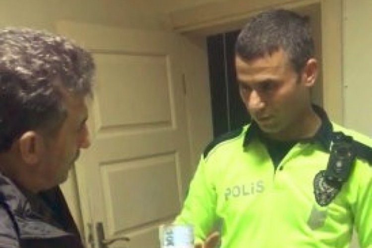 Polis yerde bulduğu 10 bin TL'yi  sahibine ulaştırdı