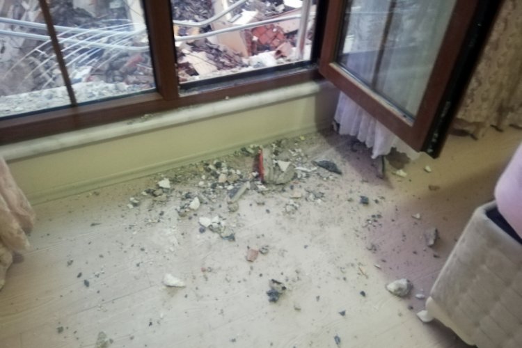 Yıkım yapan kep&ccedil;e, sağlam binaya da zarar verdi